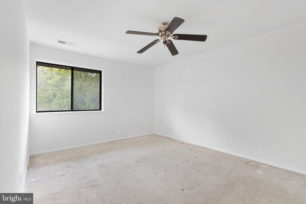 115 E KINGS HIGHWAY #216