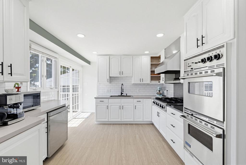 302 W HENRY STREET