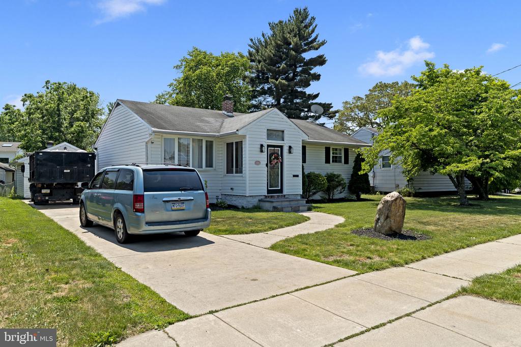 302 W HENRY STREET