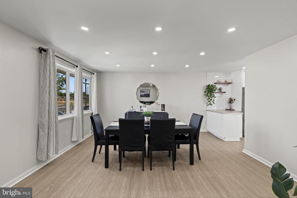 302 W HENRY STREET
