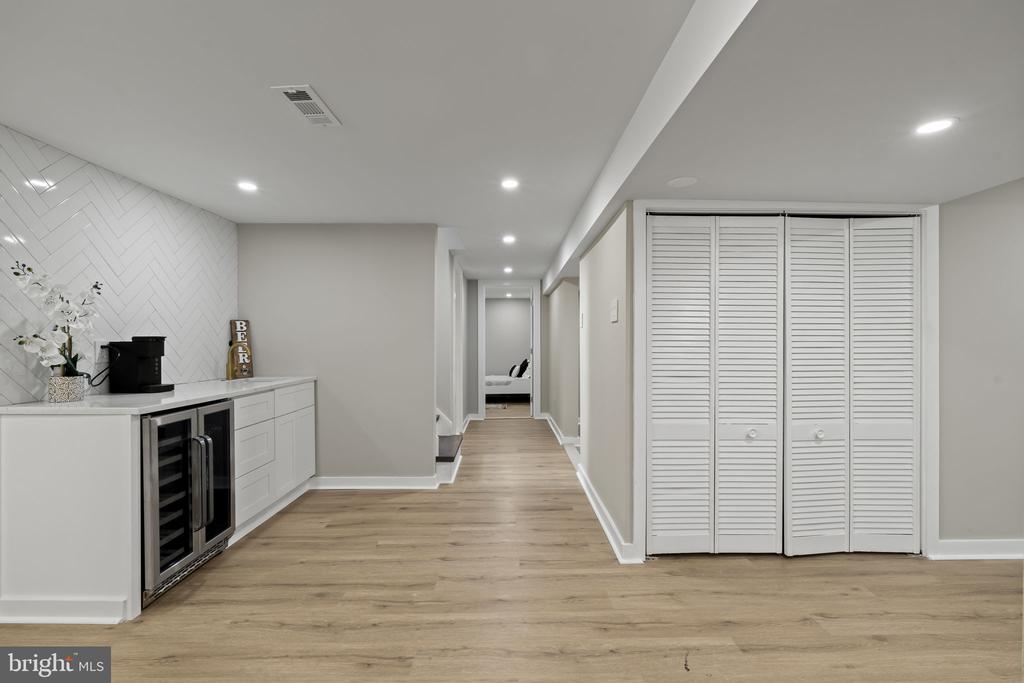 302 W HENRY STREET