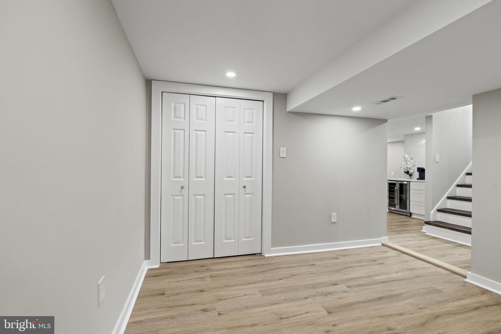 302 W HENRY STREET