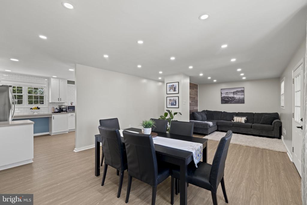 302 W HENRY STREET