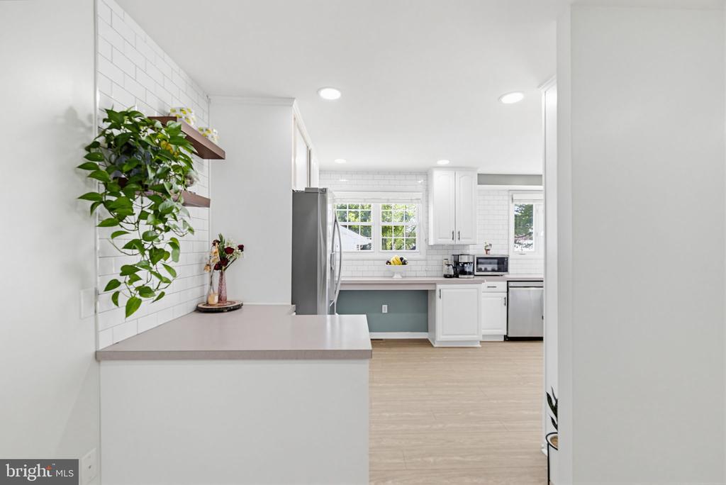 302 W HENRY STREET