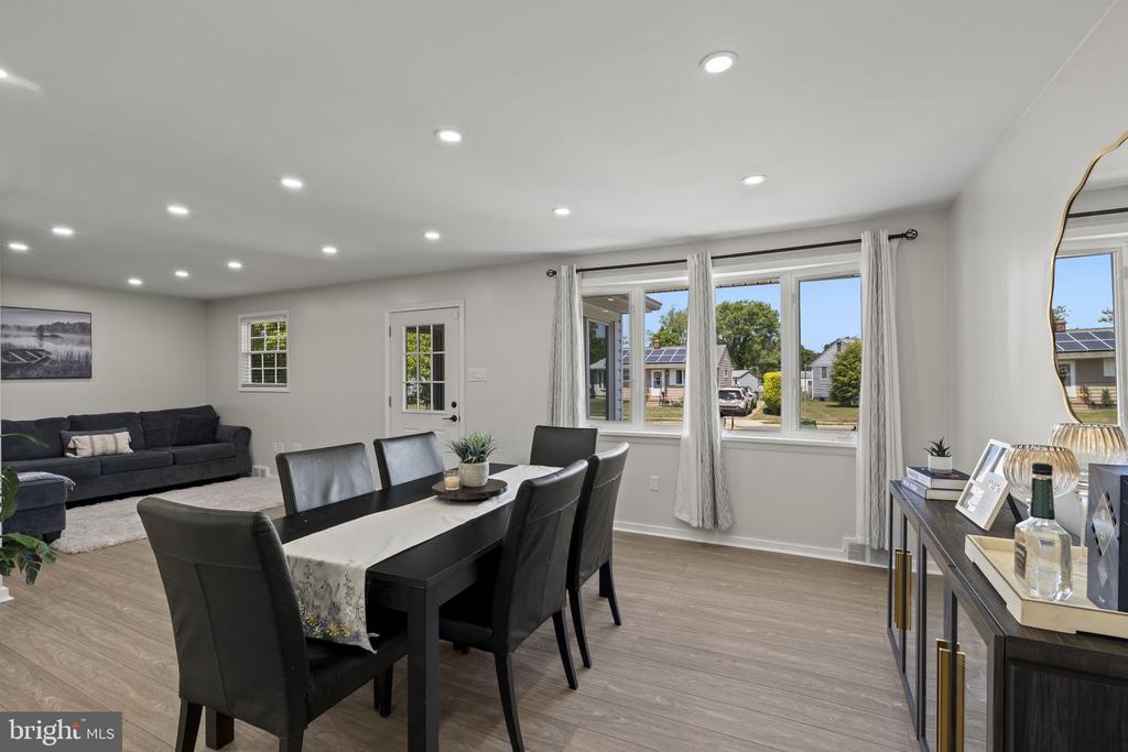 302 W HENRY STREET
