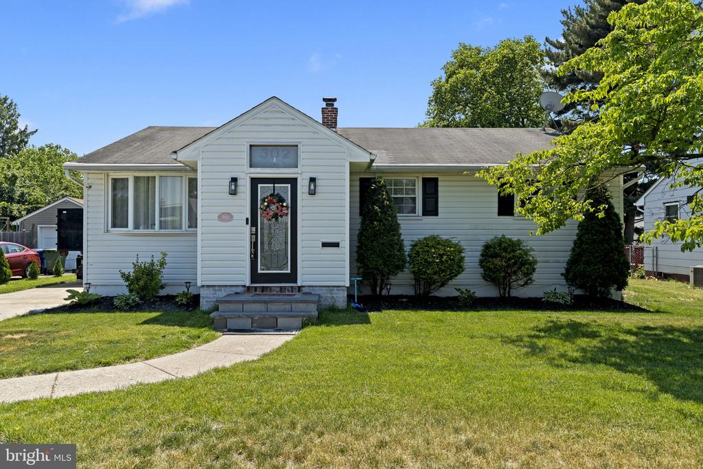 302 W HENRY STREET