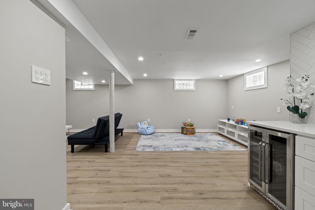 302 W HENRY STREET