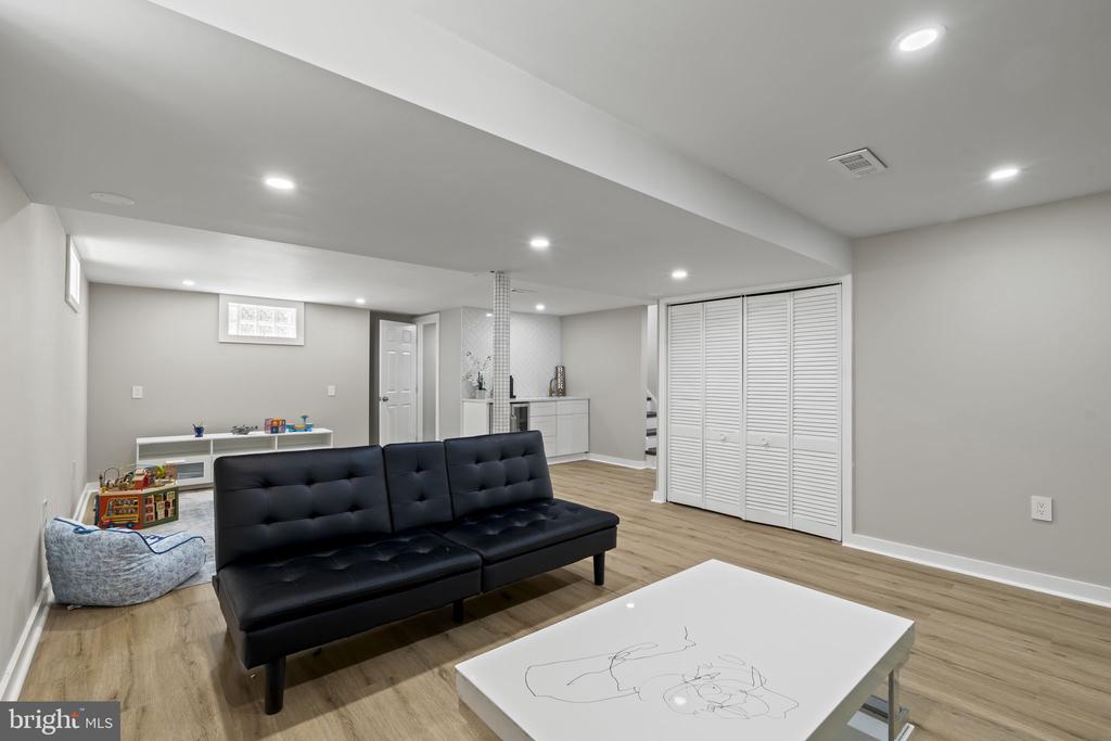 302 W HENRY STREET