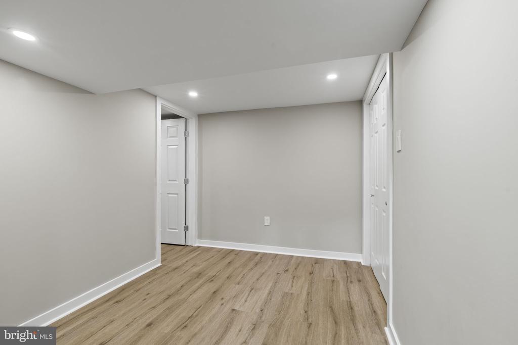 302 W HENRY STREET