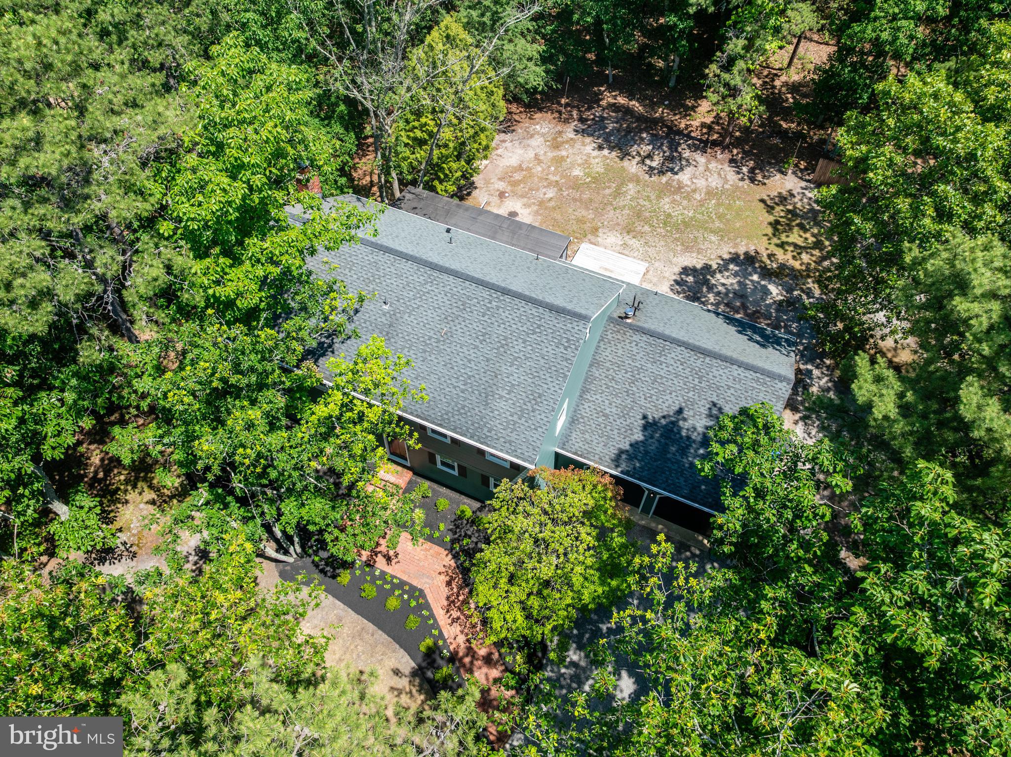 2 WOODS EDGE COURT