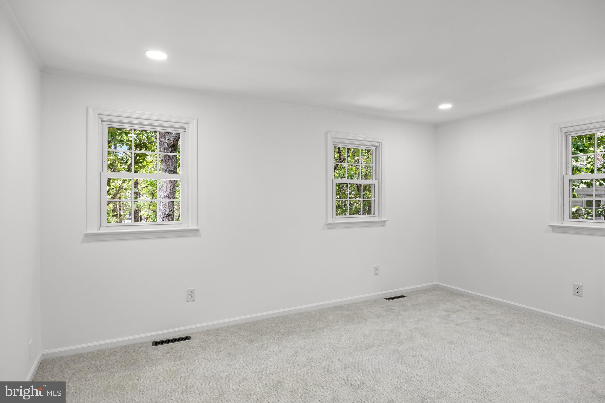 2 WOODS EDGE COURT