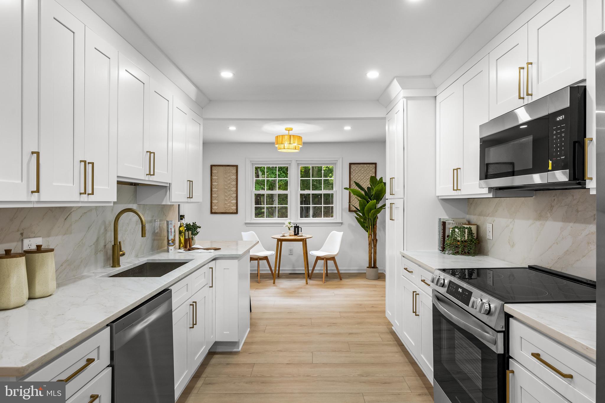 2 WOODS EDGE COURT