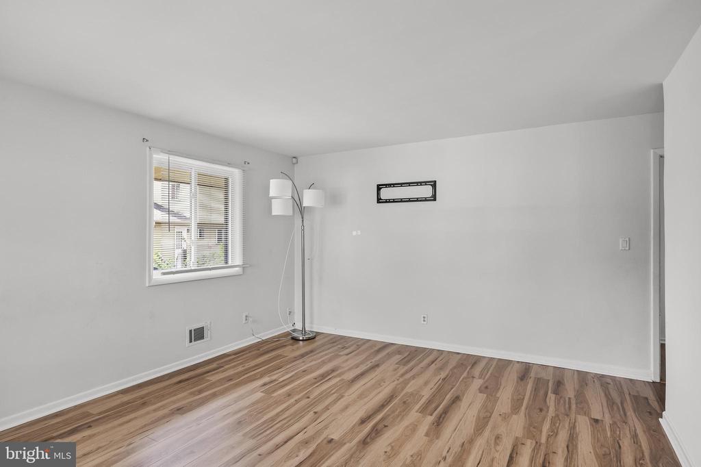 32 LARKIN ROAD