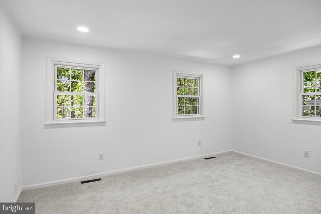 2 WOODS EDGE COURT