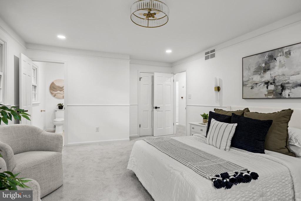 2 WOODS EDGE COURT