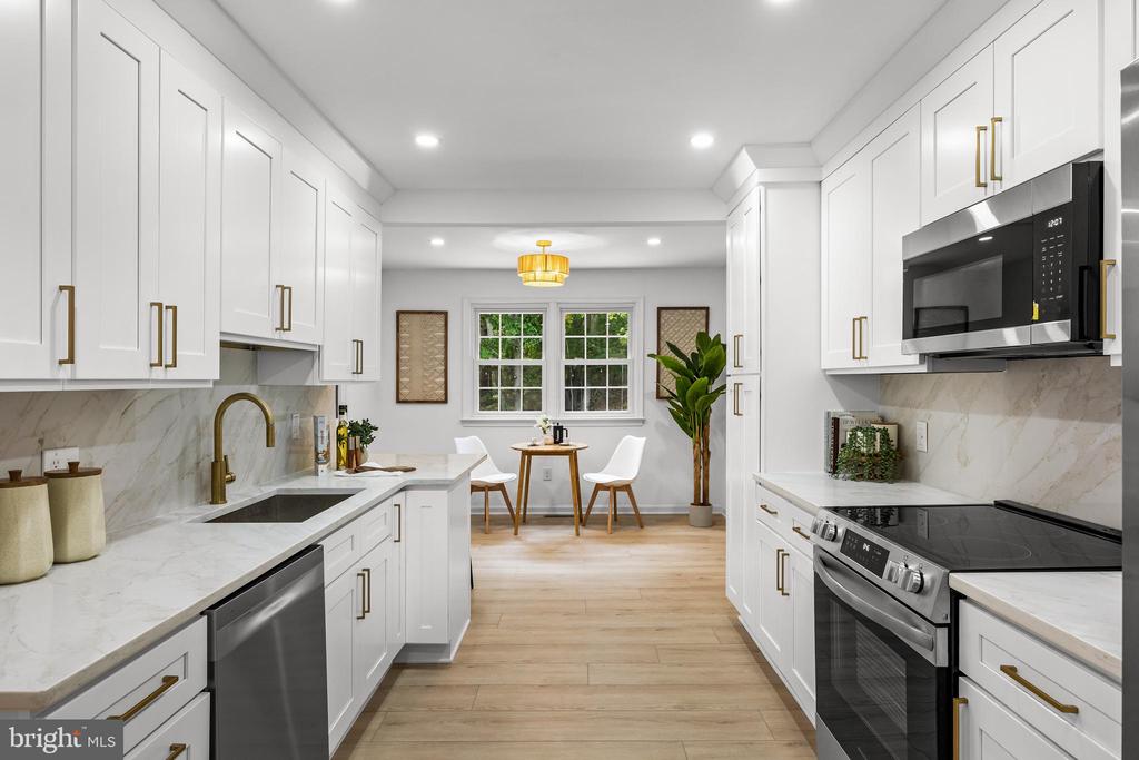 2 WOODS EDGE COURT