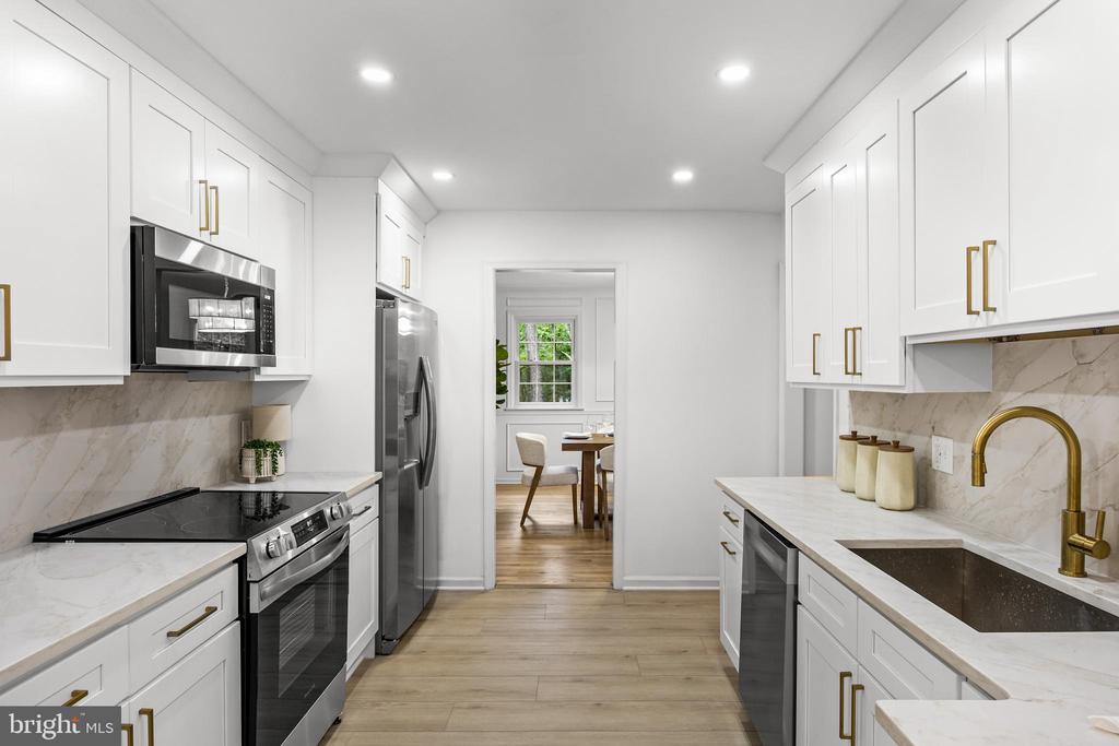 2 WOODS EDGE COURT