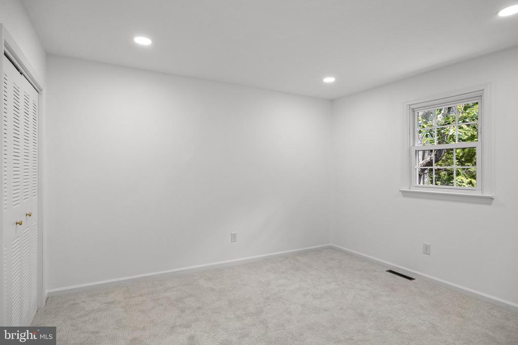2 WOODS EDGE COURT