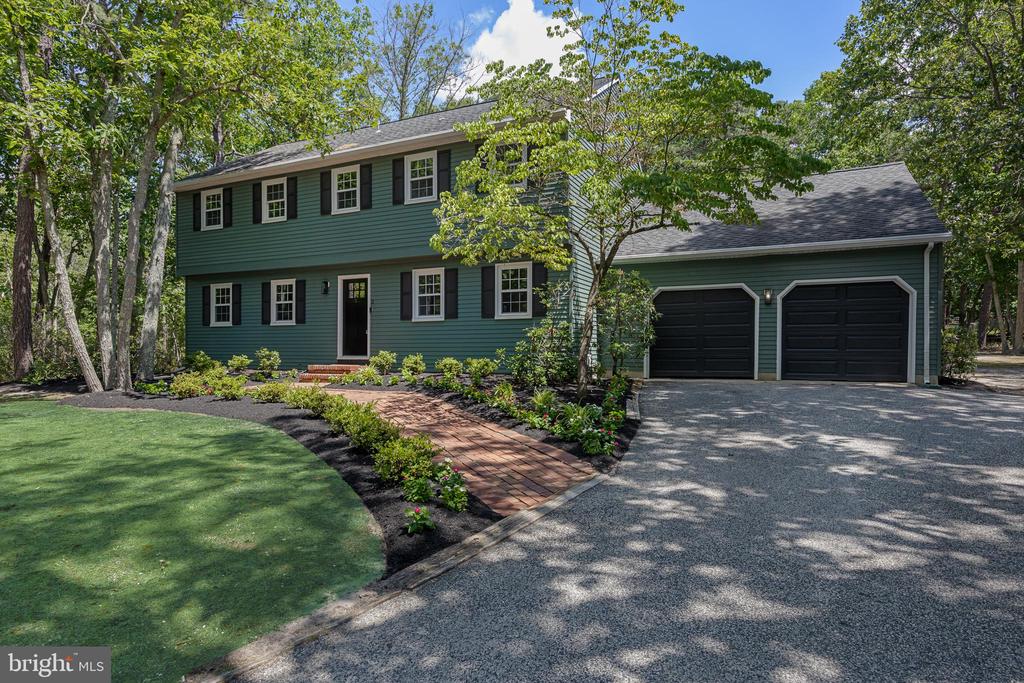 2 WOODS EDGE COURT
