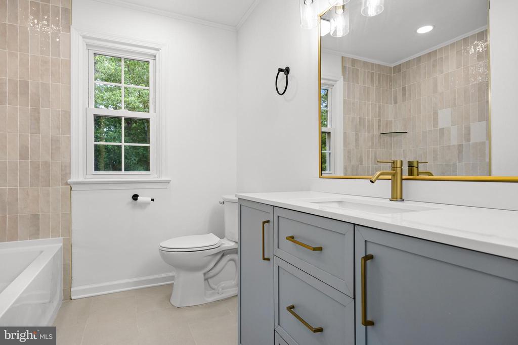2 WOODS EDGE COURT