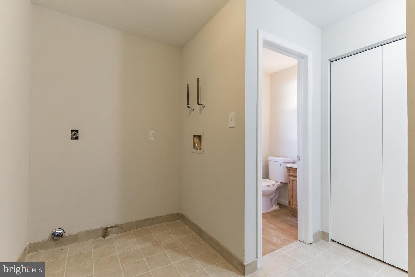 8 Bromley Dr