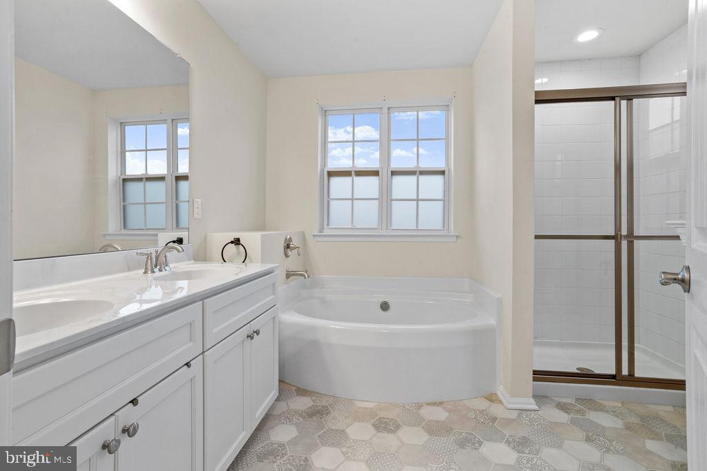 32 Cayuga Ct