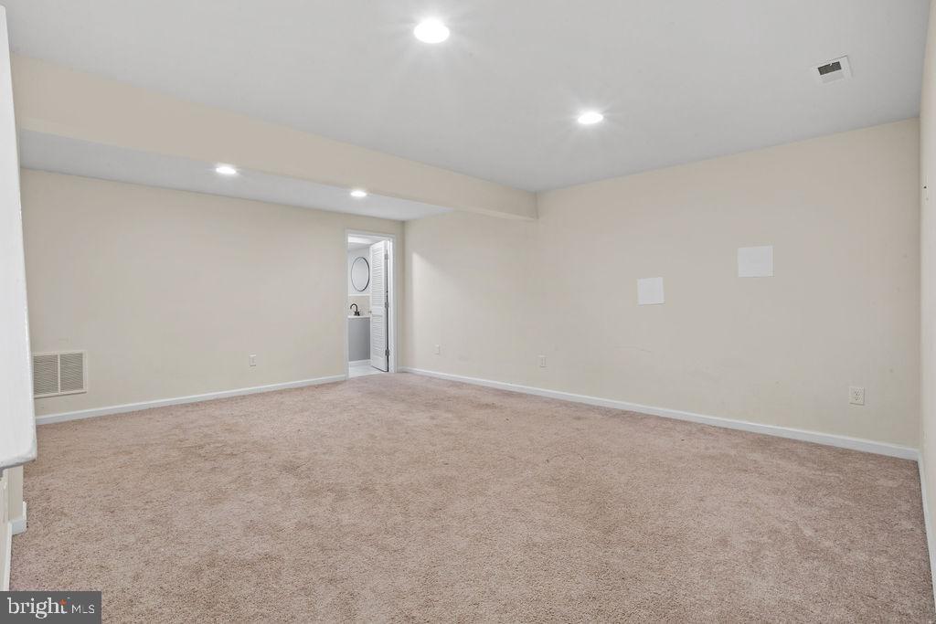 32 Cayuga Ct