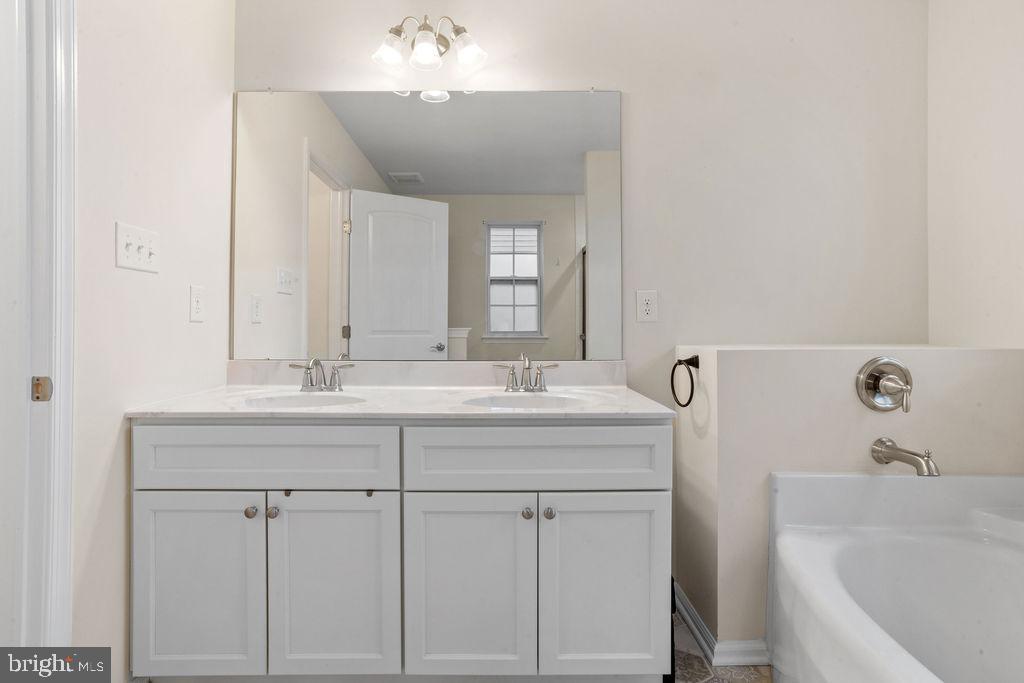 32 Cayuga Ct
