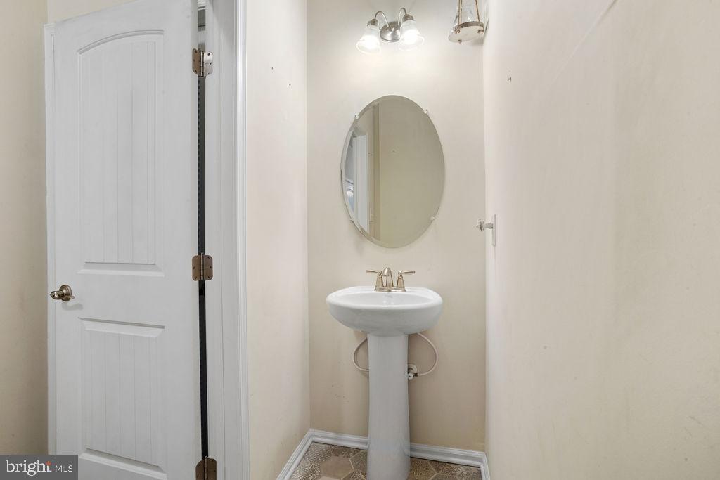 32 Cayuga Ct