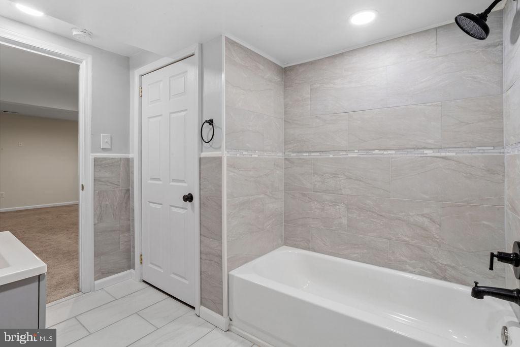 32 Cayuga Ct