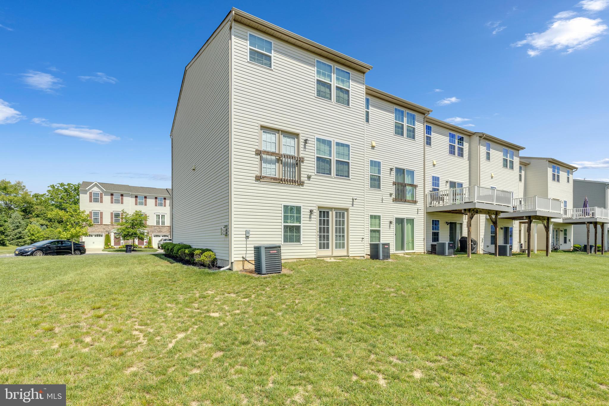 87 Village Green Ln