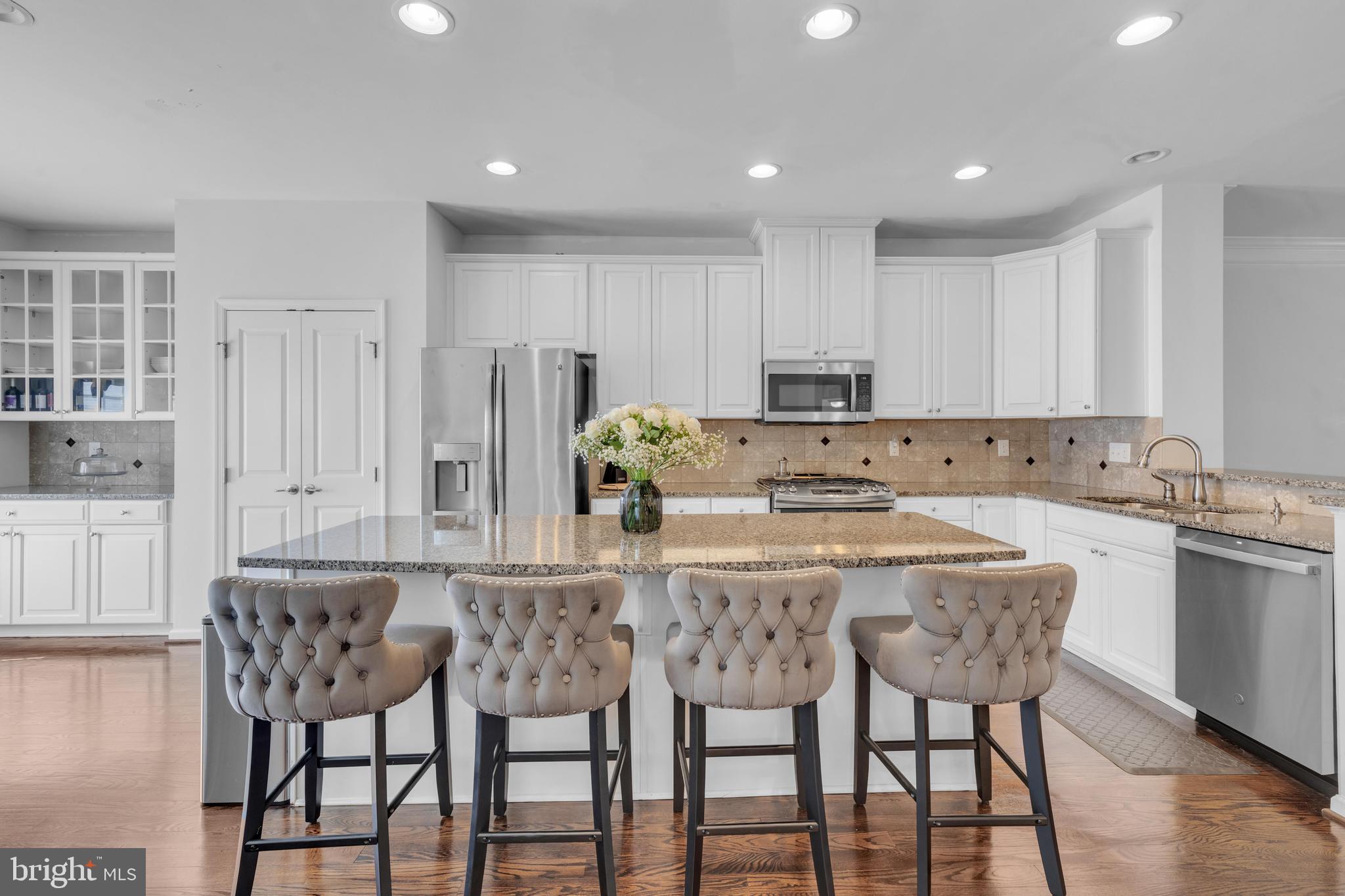 87 Village Green Ln