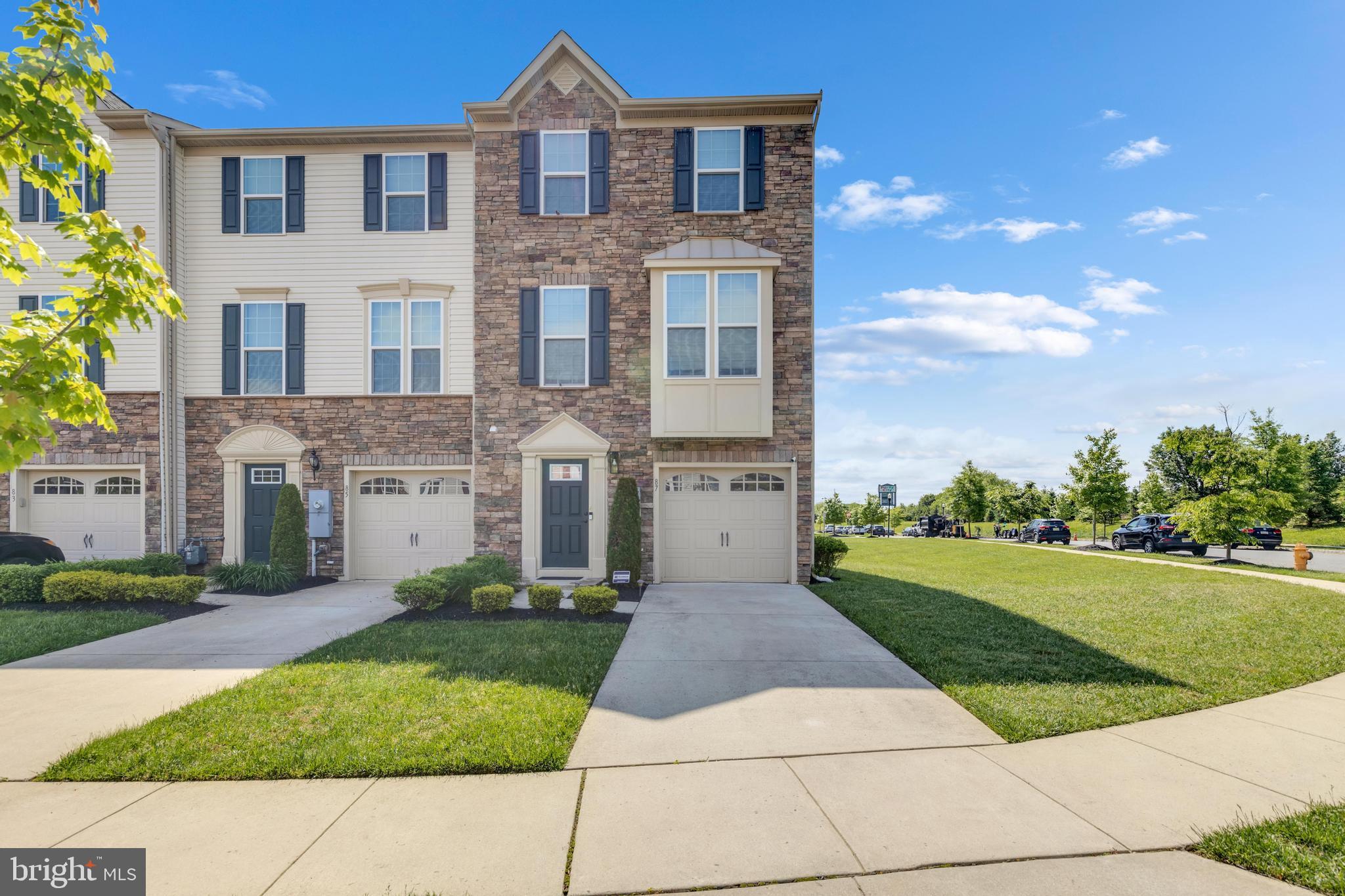 87 Village Green Ln