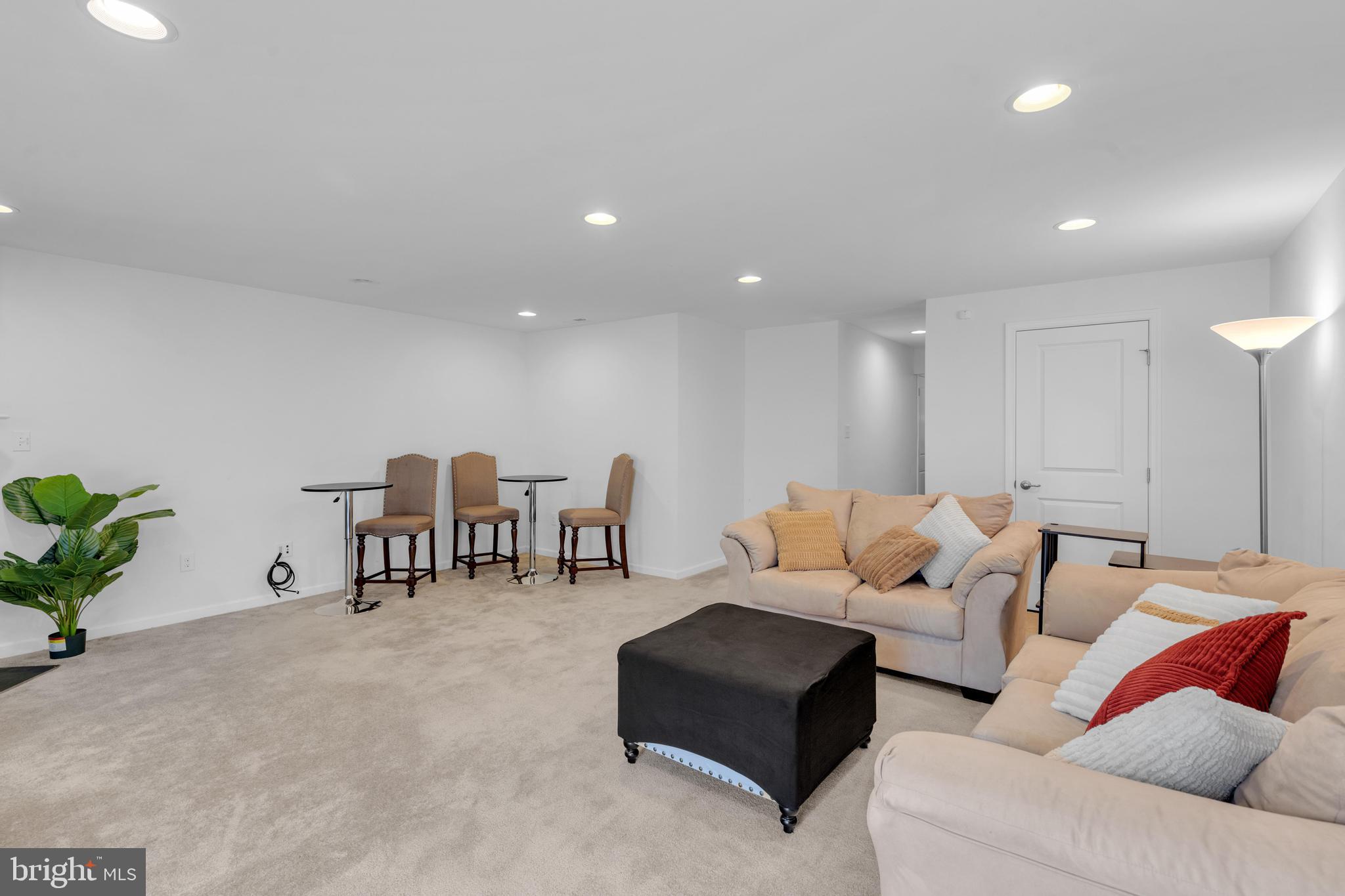 87 Village Green Ln