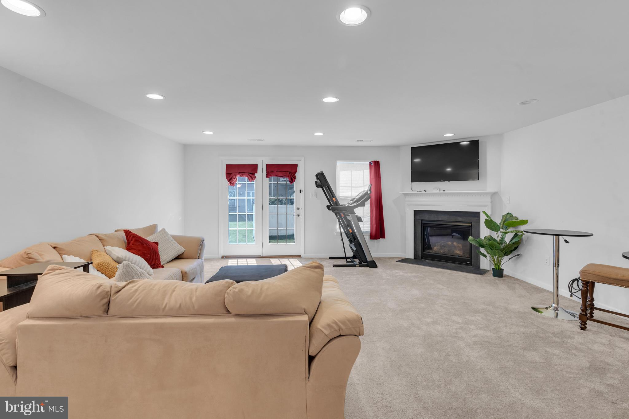 87 Village Green Ln