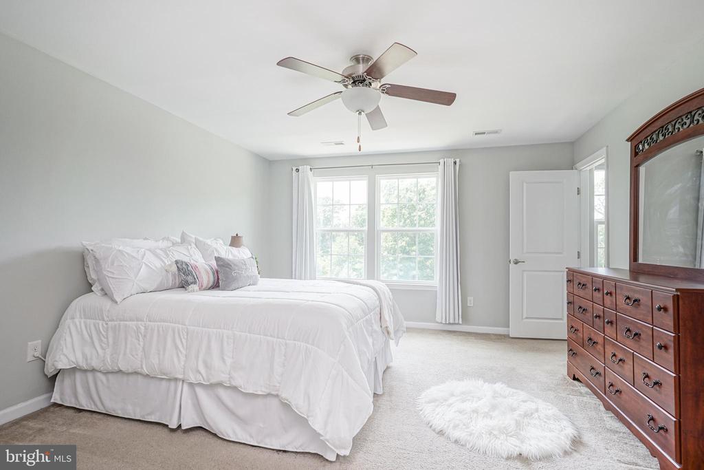40 Village Green Ln