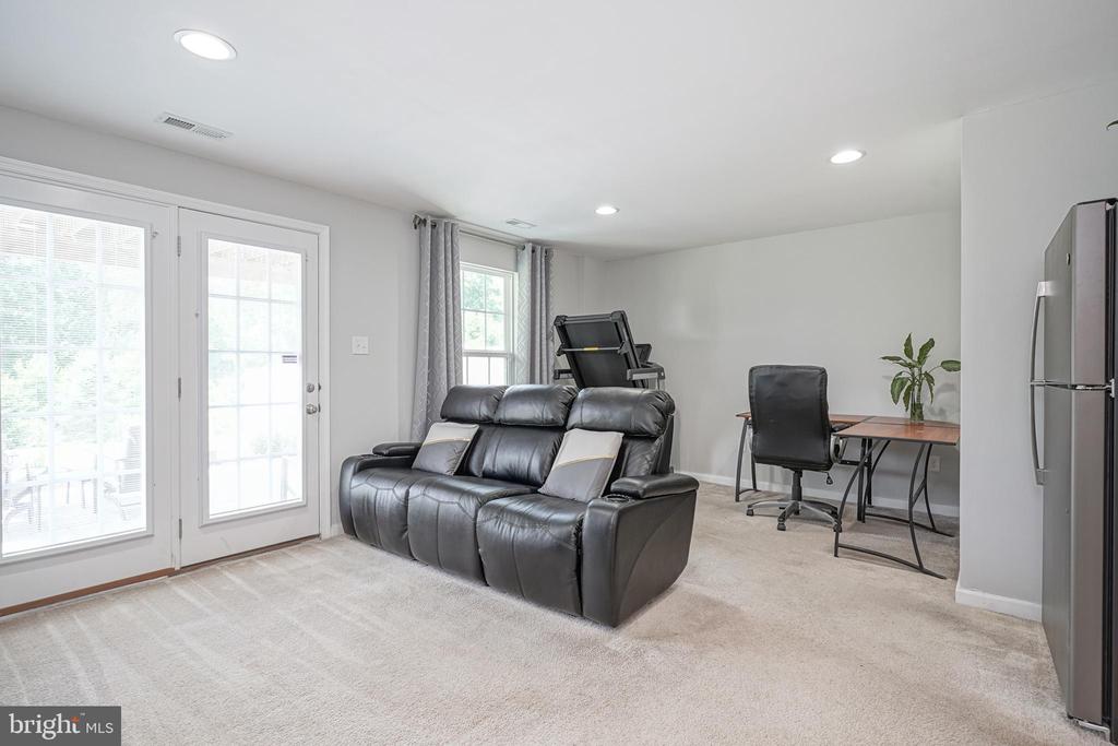 40 Village Green Ln