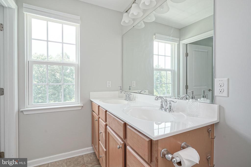 40 Village Green Ln