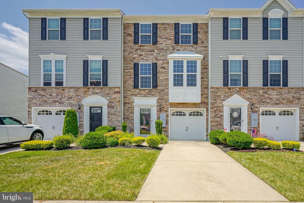 40 Village Green Ln