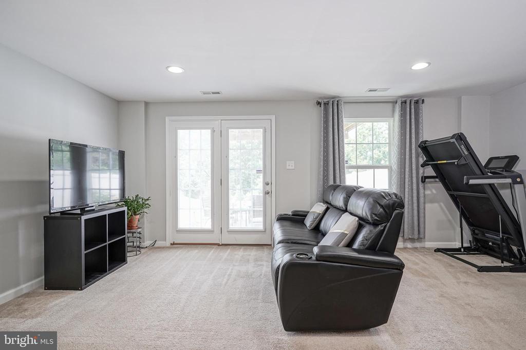 40 Village Green Ln