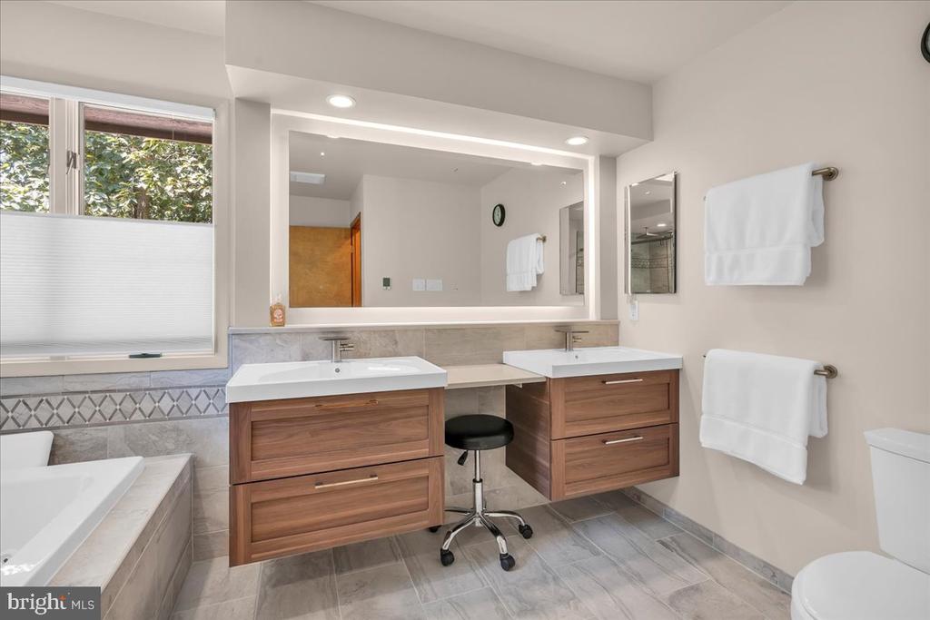24 Lippincott Ave