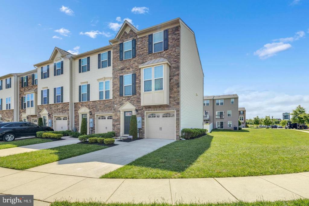 87 VILLAGE GREEN LN