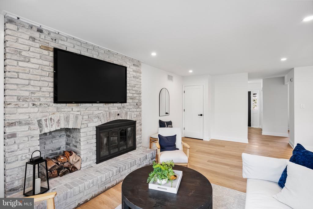 42 Eastwood Dr