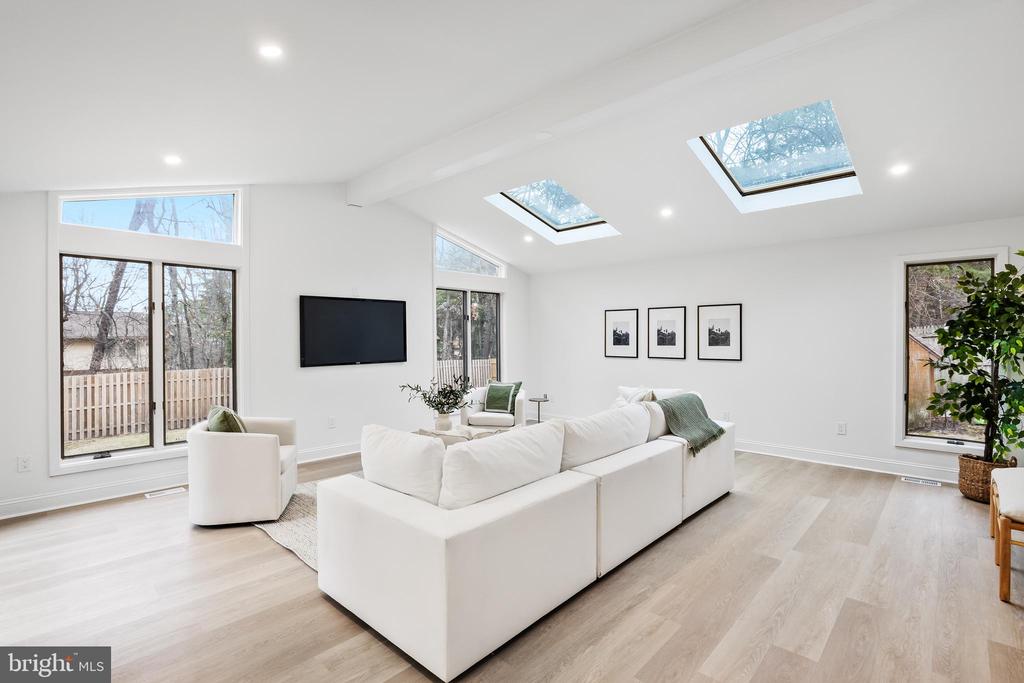 40 Woodhurst Dr