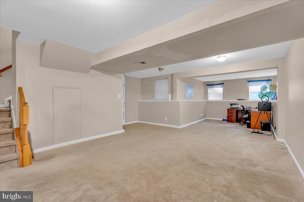 55 Coachlight Dr