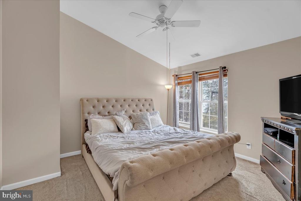 55 Coachlight Dr