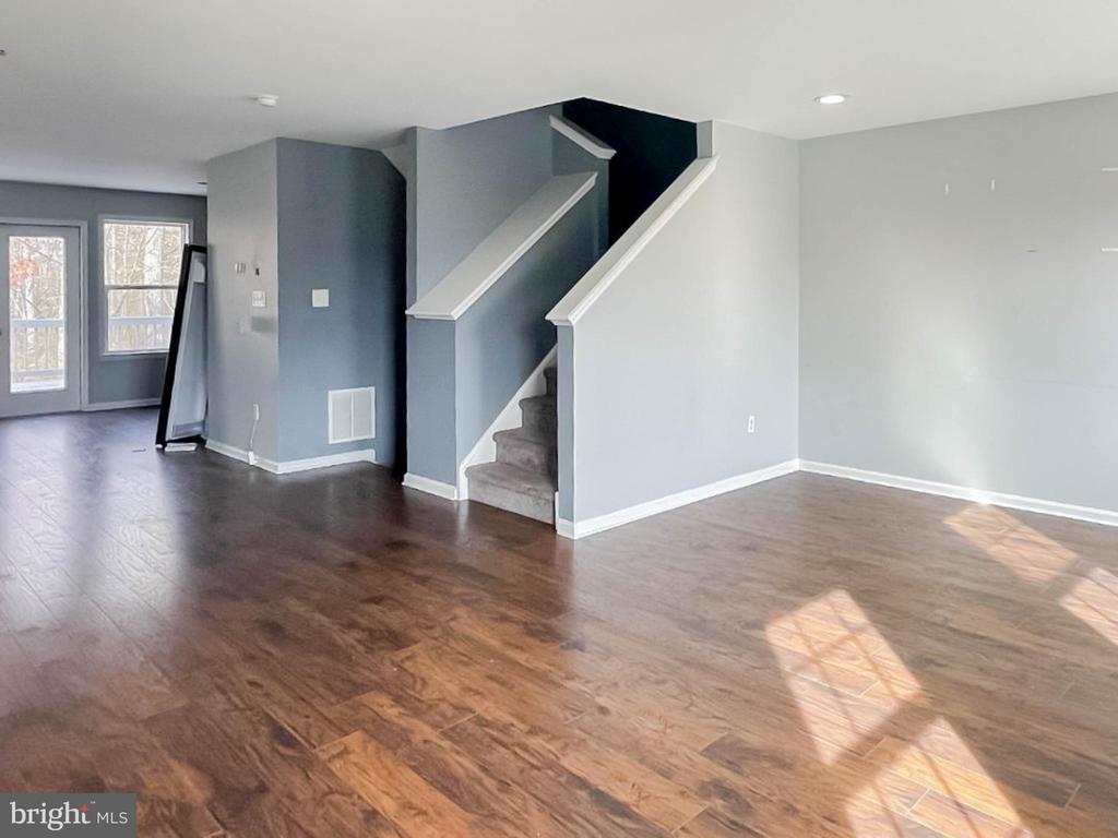7 TAILOR LANE