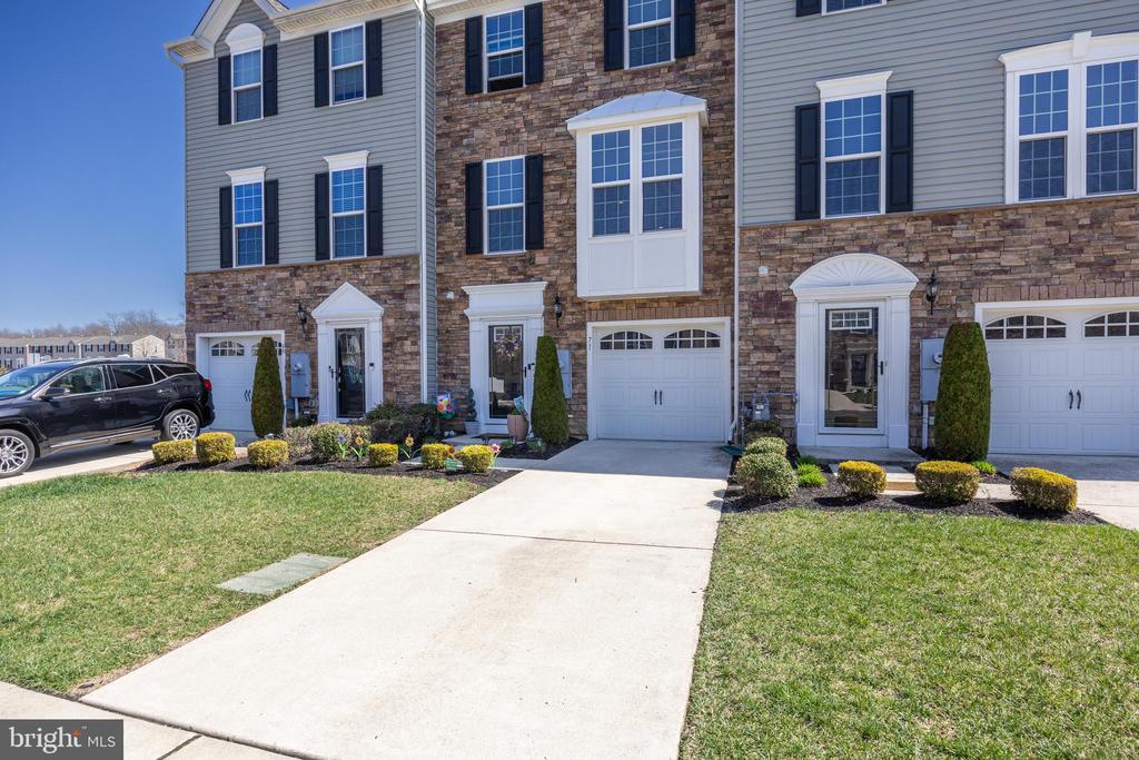 71 Village Green Ln