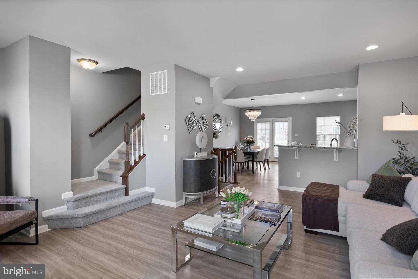71 VILLAGE GREEN LN