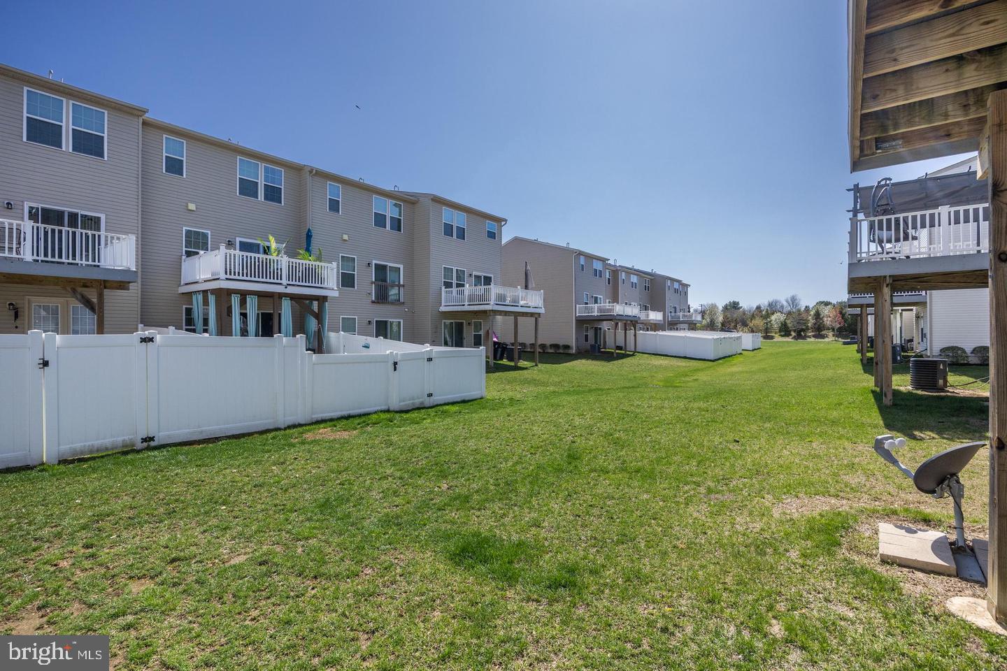 71 VILLAGE GREEN LN